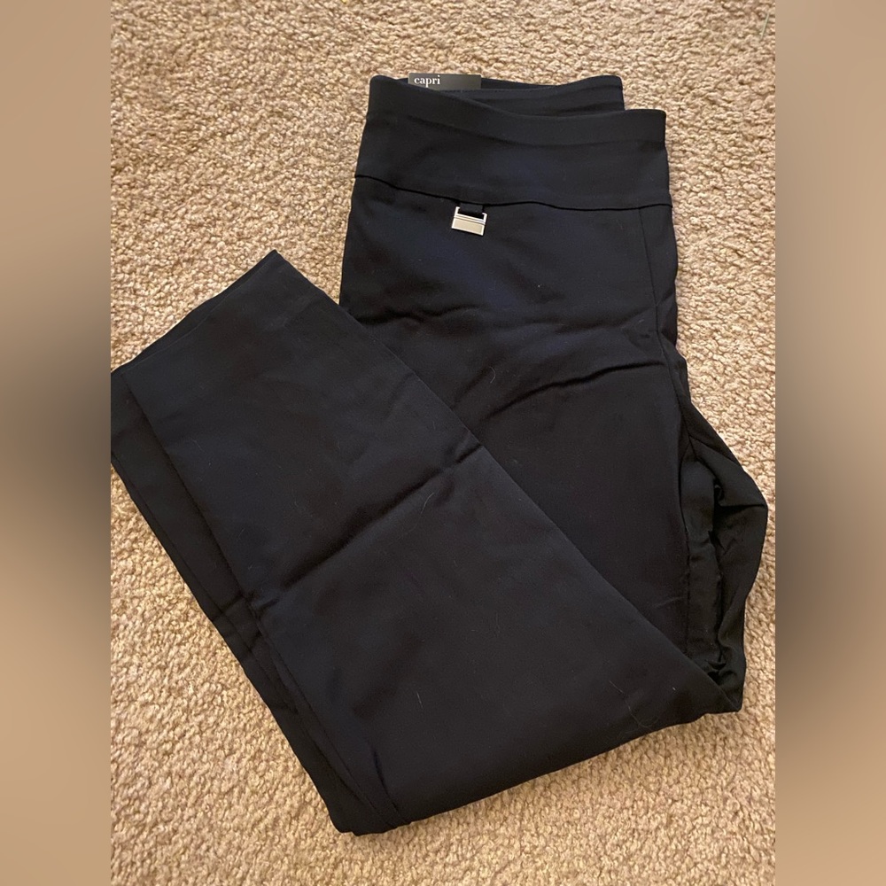 Alfani tummy control black pull on capris, size 6. NWT
